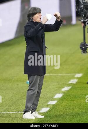 Bucarest, Roumanie. 28 mars 2021. Le directeur du DFB Joachim Jogi LOEW, LÖW célèbre la victoire dans le match ROUMANIE - ALLEMAGNE 0-1 Rumänien - Deutschland 0-1 qualification pour les Championnats du monde 2022, WM Quali, saison 2020/2021, 28 mars 2021 à Bucarest, Bucarest, Roumanie. Credit: Peter Schatz/Alay Live News Banque D'Images