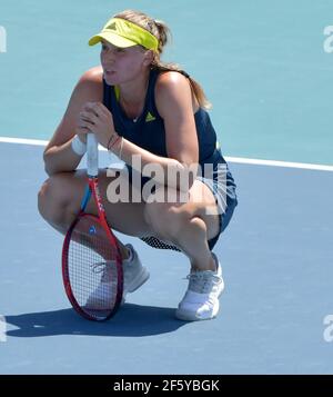 MIAMI GARDENS, FL - MARS 28: (PAS DE VENTE À NEW YORK POST) Elena Rybakina du Kazakhstan retourne une photo à Sara Sorribes Tormo de l'Espagne pendant l'ouverture de Miami au Hard Rock Stadium le 28 mars 2021 à Miami Gardens, Floride. Personnes: Elena Rybakina crédit: Storms Media Group/Alay Live News Banque D'Images