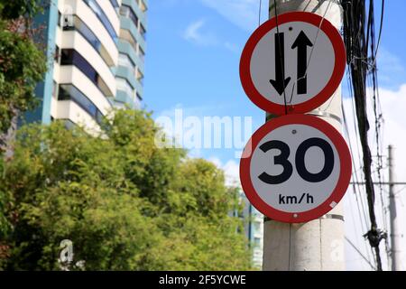 salvador, bahia, brésil - 25 janvier 2021 : limite de vitesse du panneau de signalisation à 30 kilomètres par heure et également une rue à deux sens dans la ville de Salvador. *** Banque D'Images