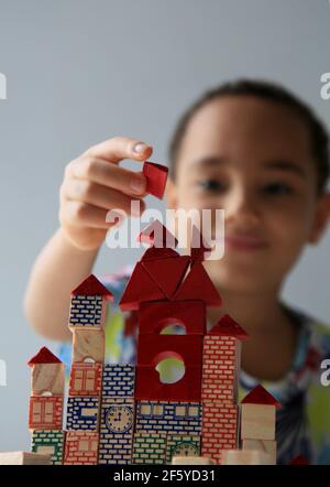 salvador, bahia, brésil - 24 janvier 2021 : un enfant jouant avec un bloc de bois de construction pour enfants dans la ville de Salvador. Banque D'Images