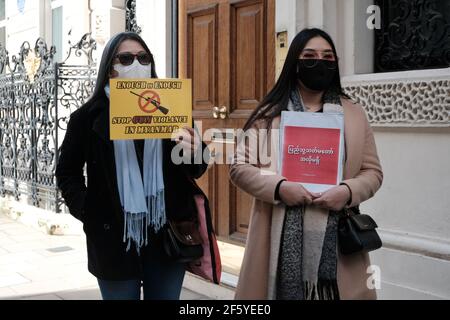 La communauté du Myanmar proteste à Londres devant l'ambassade à appeler à un retour à la démocratie après la prise de l'armée Mise sous tension le 1er février 2021 Banque D'Images