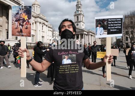 La communauté birmane de Londres proteste pour appeler au retour à la démocratie et à la fin du régime militaire après que l'armée ait pris le contrôle en février. Banque D'Images