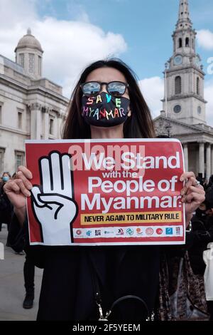 La communauté birmane de Londres proteste pour appeler au retour à la démocratie et à la fin du régime militaire après que l'armée ait pris le contrôle en février. Banque D'Images