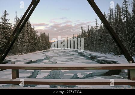 Rivière Yaak en hiver à partir d'un pont de 17 km. Vallée de Yaak dans les montagnes Purcell, dans le nord-ouest du Montana. (Photo de Randy Beacham) Banque D'Images