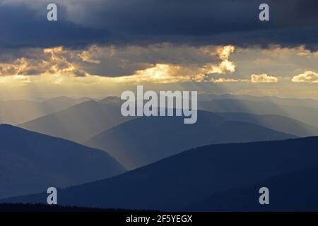 Le soleil se couche au coucher du soleil sur les montagnes Purcell et Selkirk depuis Northwest Peak, Montana. (Photo de Randy Beacham) Banque D'Images