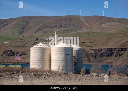 Silos à grains dans la gorge de la rivière Columbia surplombant le musée d'art Maryhill du côté de Washington, Oregon. Banque D'Images