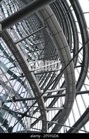 La structure inertielle en acier de la Tour de Shanghai, l'a prise d'une bibliothèque au 52e étage. Banque D'Images