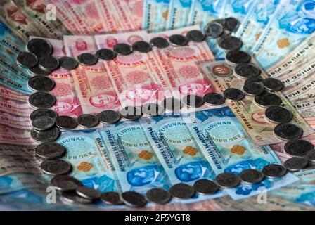 Billets et pièces de monnaie philippins anciens, obsolètes et non-tendres vendus comme souvenirs Banque D'Images