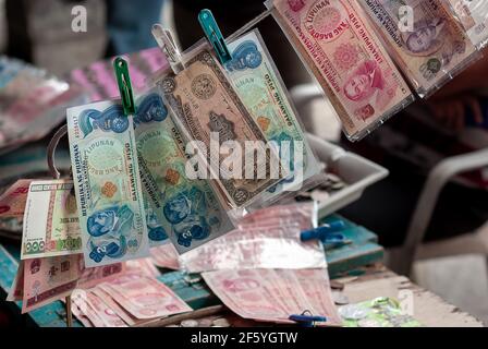 Billets et pièces de monnaie philippins anciens, obsolètes et non-tendres vendus comme souvenirs Banque D'Images