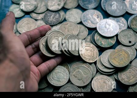 Billets et pièces de monnaie philippins anciens, obsolètes et non-tendres vendus comme souvenirs Banque D'Images