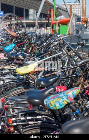 Amsterdam, pays-Bas - 02 juillet 2018 : parking pour vélos sur la rive d'Amsterdam Banque D'Images
