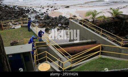 salvador, bahia, brésil - 15 janvier 2021: Les travailleurs d'Empresa Baiana de Saneamento - Embasa, sont vus à une station d'épuration des eaux usées sur la plage de Barra à Banque D'Images