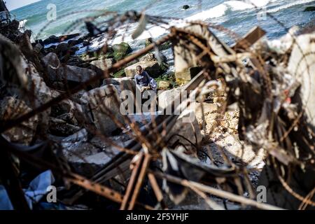 Gaza, Palestine. 27 mars 2021. Des enfants palestiniens extraient des pierres de la mer dans la ville de Gaza. Crédit : SOPA Images Limited/Alamy Live News Banque D'Images