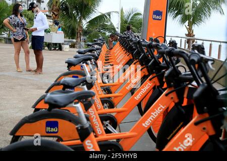 salvador, bahia, brésil - 15 janvier 2021: Les gens sont vus à côté d'une station de location de vélos dans le quartier de Rio Vermelho dans la ville de Salvador. Banque D'Images