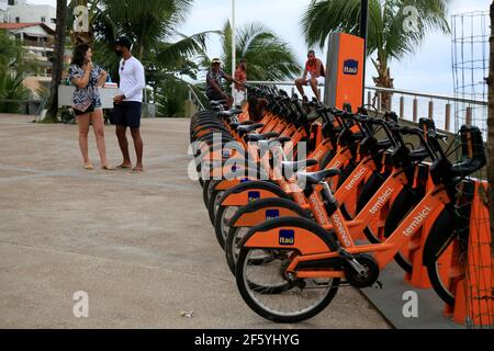 salvador, bahia, brésil - 15 janvier 2021: Les gens sont vus à côté d'une station de location de vélos dans le quartier de Rio Vermelho dans la ville de Salvador. Banque D'Images