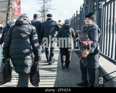 Moscou, Russie. 28 mars 2021. Une femme âgée avec un accordéon se produit pour les passants. (Photo de Mihail Siergiejewicz/SOPA Images/Sipa USA) crédit: SIPA USA/Alay Live News Banque D'Images