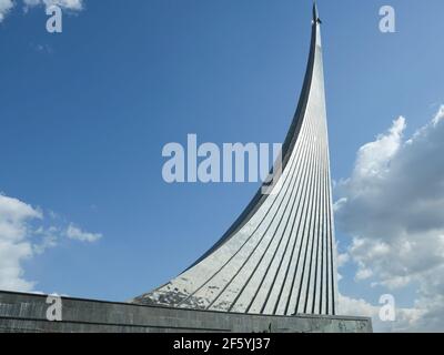 Moscou, Russie. 28 mars 2021. Monument aux conquérants de l'espace à VDNKh à Moscou. (Photo de Mihail Siergiejewicz/SOPA Images/Sipa USA) crédit: SIPA USA/Alay Live News Banque D'Images