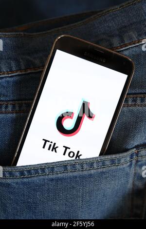 Pologne. 22 mars 2021. Dans cette illustration, un logo Tik Tok apparaît sur un smartphone. (Photo de Filip Radwanski/SOPA Images/Sipa USA) crédit: SIPA USA/Alay Live News Banque D'Images