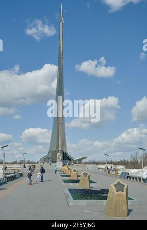 Moscou, Russie. 28 mars 2021. Allée au Monument aux conquérants de l'espace à VDNKh. (Photo de Mihail Siergiejewicz/SOPA Images/Sipa USA) crédit: SIPA USA/Alay Live News Banque D'Images