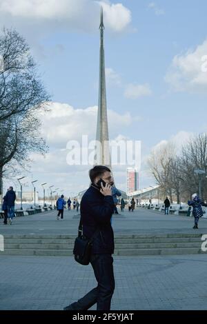 Moscou, Russie. 28 mars 2021. Un piéton passe devant l'allée jusqu'au Monument aux conquérants de l'espace à VDNKh. Crédit : SOPA Images Limited/Alamy Live News Banque D'Images