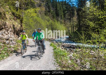 Excursion à vélo avec famille et amis au printemps à Allgäu Montagnes près d'Oberstdorf Banque D'Images