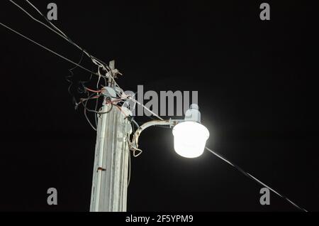 Lampe extérieure la nuit Banque D'Images