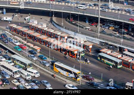 La circulation vient à un pas sur les routes du centre-ville du Caire en Égypte en fin d'après-midi. Dans le centre se trouve une station de bus. Banque D'Images