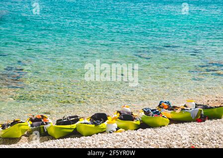 beaucoup de kayaks à la plage rocheuse copie espace. activités d'eau d'été Banque D'Images