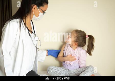 chubby petite fille en examen pédiatrique par son médecin. vacciné par son médecin. Focus sélectif. Vaccin covid bébé Banque D'Images