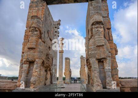 Persepolis, Iran - 15 décembre 2015 : deux statues géantes lamassu à la porte de toutes les nations, sur les ruines de Persepolis en Iran Banque D'Images