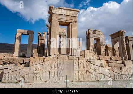 Ruines du palais Tachara très orné de l'ancienne capitale ceremonienne de l'empire perse Persepolis près de Shiraz, en Iran Banque D'Images