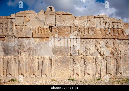 Magnifique relief zoroastrien représentant le symbole de Faravahar sur les ruines de Persepolis en Iran Banque D'Images