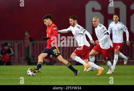 Tbilissi, Géorgie. 28 mars 2021. Otari Kiteishvili (2e L) de Géorgie rivalise avec Pedri (1er L) d'Espagne lors du match de qualification de la coupe du monde de la FIFA 2022 entre la Géorgie et l'Espagne à Tbilissi (Géorgie), le 28 mars 2021. Credit: Tamuna Kulumbegashvili/Xinhua/Alay Live News Banque D'Images