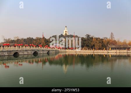 L'île de Qionghua avec le Dagoba blanc dans le parc de Behai, Beijing, Chine en mars 2018. Banque D'Images