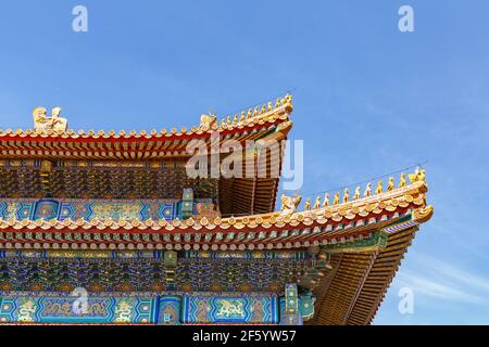 Toits et avant-toits sur les bâtiments du palais à la Cité interdite à Beijing, Chine en mars 2018. Banque D'Images