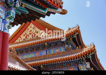 Toits et avant-toits sur les bâtiments du palais à la Cité interdite à Beijing, Chine en mars 2018. Banque D'Images