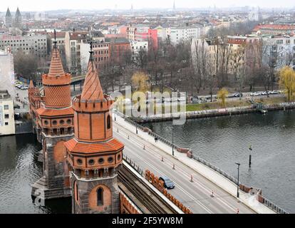 Berlin, Allemagne. 24 mars 2021. Vue sur les tours de l'Oberbaumbrücke sur la Spree et Kreuzberg. Credit: Jens Kalaene/dpa-Zentralbild/ZB/dpa/Alay Live News Banque D'Images