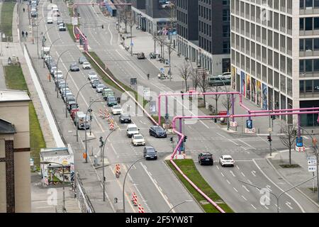 Berlin, Allemagne. 24 mars 2021. Vue sur Mühlenstraße à la galerie East Side de Friedrichshain. Credit: Jens Kalaene/dpa-Zentralbild/ZB/dpa/Alay Live News Banque D'Images
