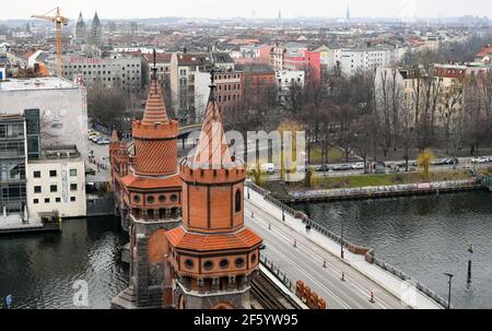 Berlin, Allemagne. 24 mars 2021. Vue sur les tours de l'Oberbaumbrücke sur la Spree et Kreuzberg. Credit: Jens Kalaene/dpa-Zentralbild/ZB/dpa/Alay Live News Banque D'Images