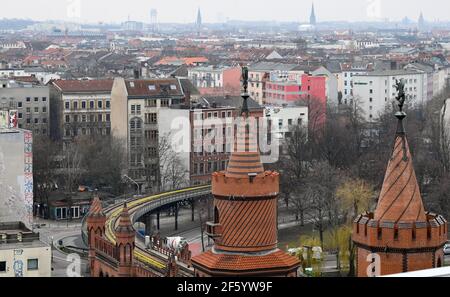 Berlin, Allemagne. 24 mars 2021. Vue sur les tours de l'Oberbaumbrücke sur Kreuzberg. Credit: Jens Kalaene/dpa-Zentralbild/ZB/dpa/Alay Live News Banque D'Images