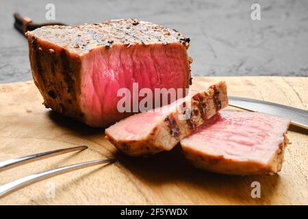 Steak de bœuf moyen rare avec des tranches Banque D'Images