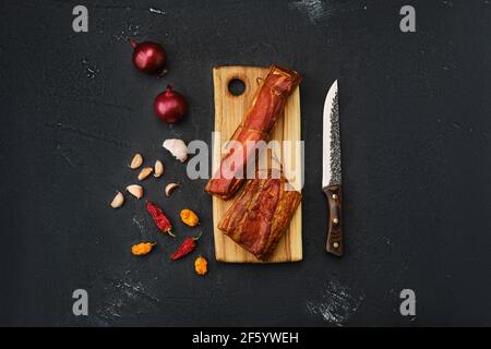 Viande d'agneau fumée sur planche à découper en bois Banque D'Images