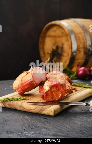 Viande de porc séchée à l'air sur planche à découper en bois Banque D'Images