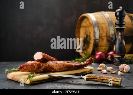 Viande d'agneau séchée à l'air sur planche à découper en bois Banque D'Images