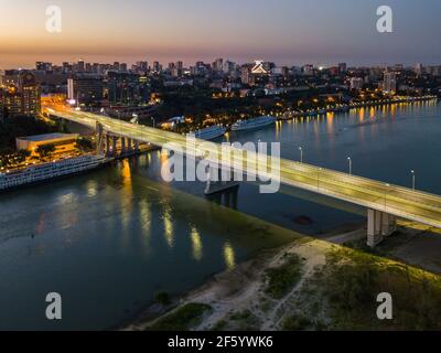 Rostov-sur-le-Don, Russie - 06 juillet 2020 : pont Voroshilovsky au coucher du soleil et vue sur la rive gauche du Don, stade Rostov-Arena avec texte Russi Banque D'Images