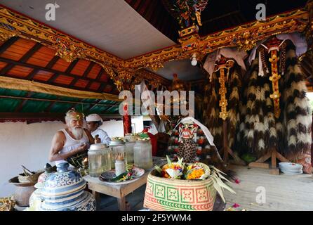 Un prêtre hindou balinais bénit un marié lors d'une cérémonie de pré-mariage dans un petit temple à Ubud, Bali, Indonésie. Banque D'Images