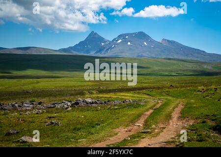 Vue imprenable sur les sommets ouest, sud et nord du mont Aragats, la plus haute montagne d'Arménie Banque D'Images