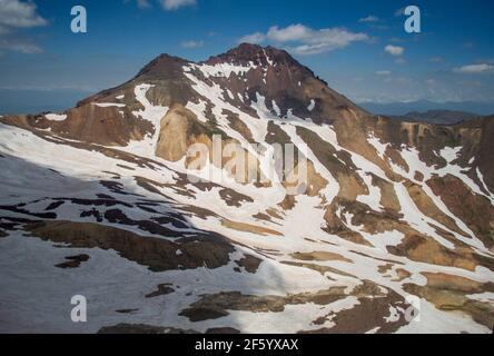Cratère enneigé du mont Aragats et de son sommet nord. Aragats est la plus haute montagne d'Arménie. Banque D'Images