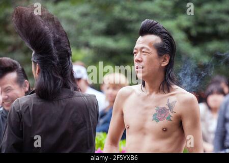 Gros plan de Rockabilly avec tatouage rose sur sa poitrine posant dans le parc Yoyogi, Harajuku, Tokyo, Japon Banque D'Images