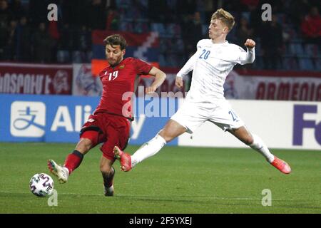 (210329) -- EREVAN, 29 mars 2021(Xinhua) -- Hovhannes Hambardzumyan (L) d'Arménie rivalise avec Albert Gudmundsson d'Islande lors du match de qualification de la coupe du monde de la FIFA 2022 entre l'Arménie et l'Islande à Erevan, Arménie, 28 mars 2021. (Photo de Gevorg Ghazaryan/Xinhua) Banque D'Images